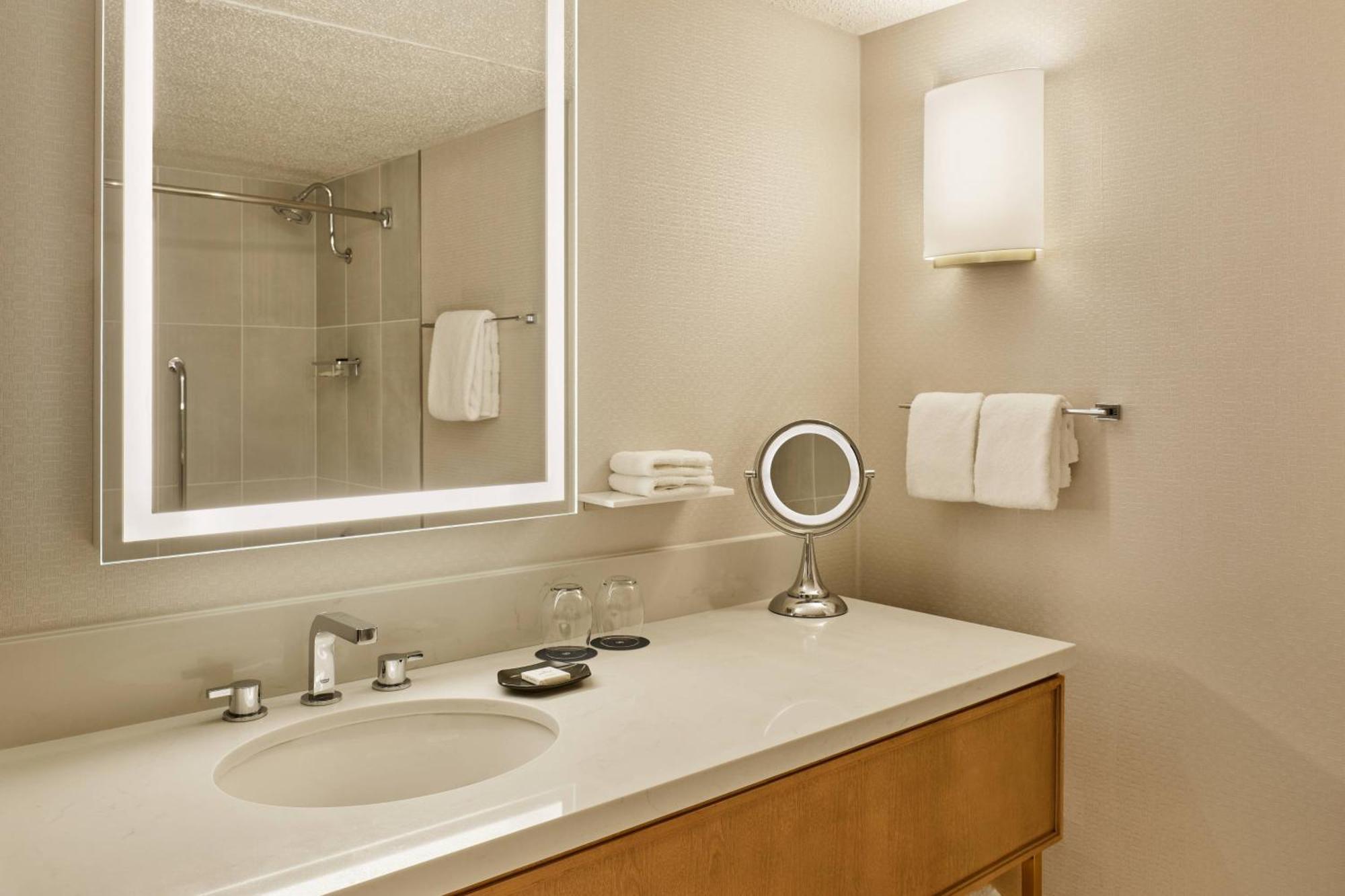 Sheraton Portland Airport Hotel Exterior photo