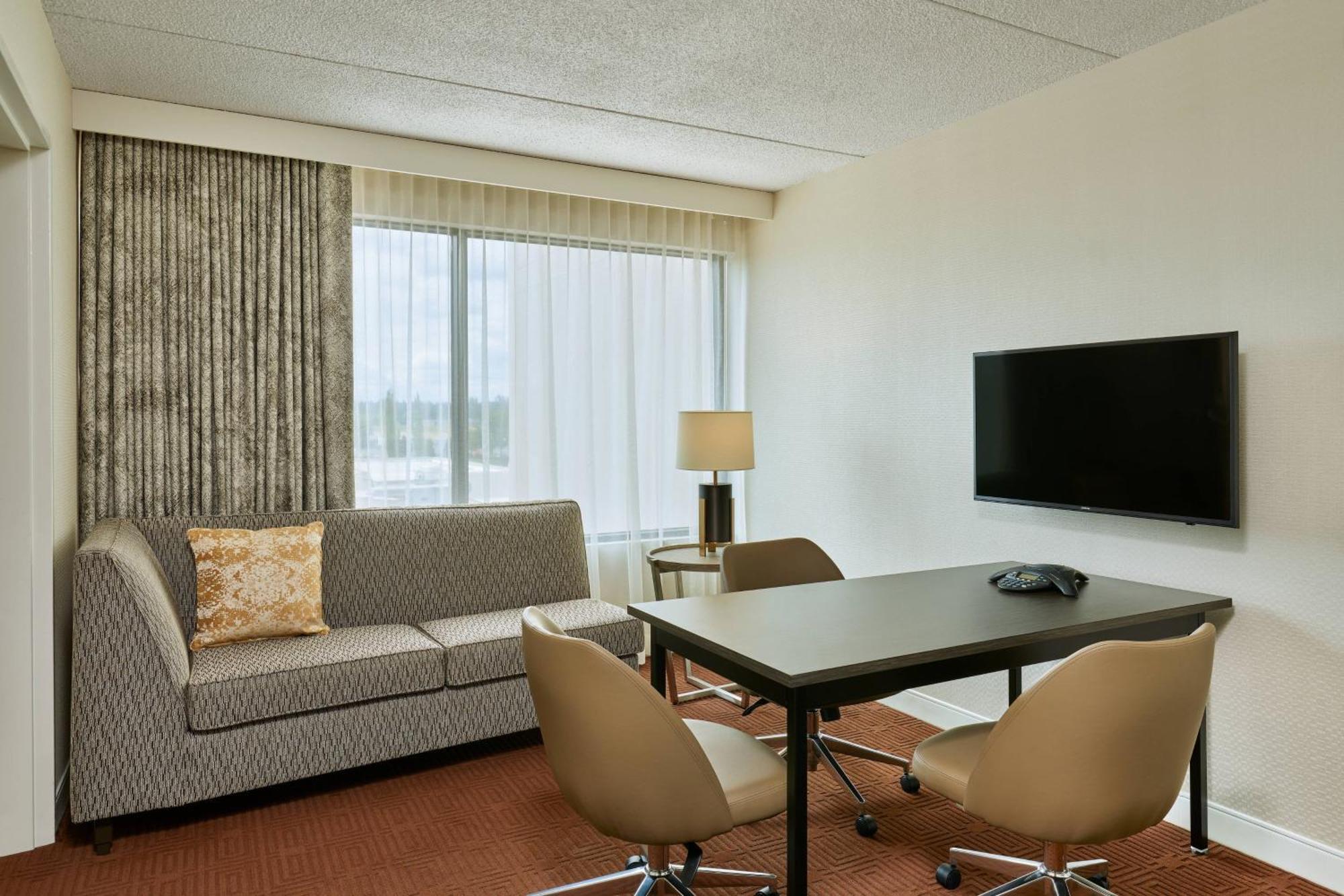 Sheraton Portland Airport Hotel Exterior photo