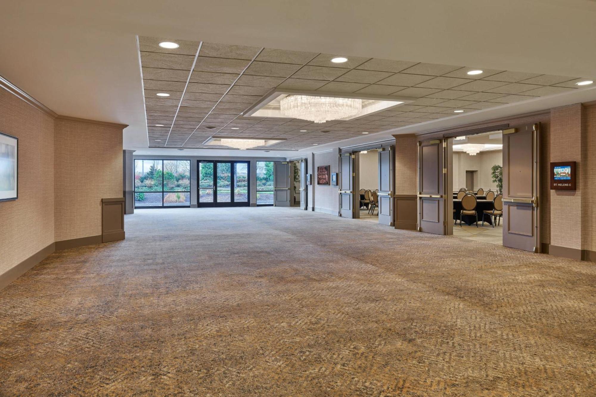 Sheraton Portland Airport Hotel Exterior photo
